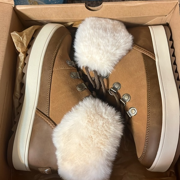 Women’s lace up water-proof KOOLABURRA shoes - Picture 2 of 7